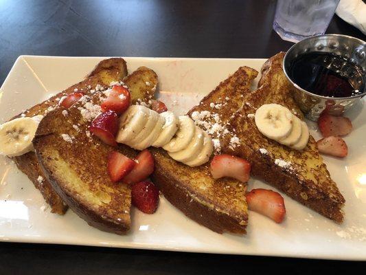 French toast with strawberries and bananas