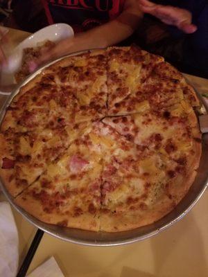 Hawaiian pizza with garlicky white sauce!