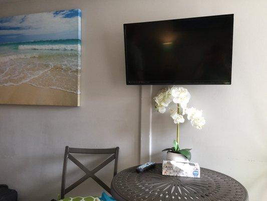 Flat acrewn cable TV, nice beach canvas art and table for 1 or 2.