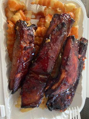 Bar-Be-Que spare ribs with French fries