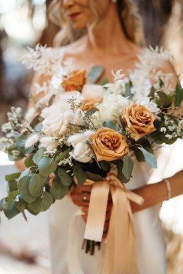 Bridal bouquet with the most dreamy toffee roses!