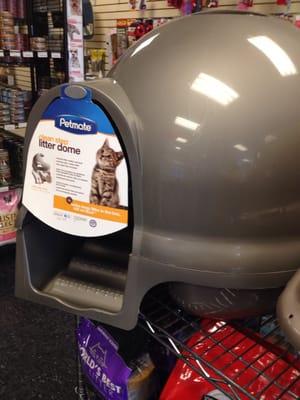 This igloo litter box has steps!!! Holy mother!