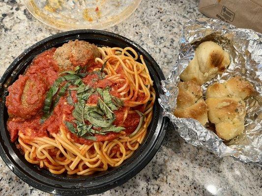 Spaghetti W/ 2 Meatballs and Garlic Knots