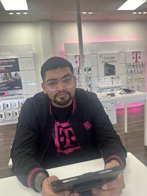 a picture of the rude t-mobile employee who failed to to give his name