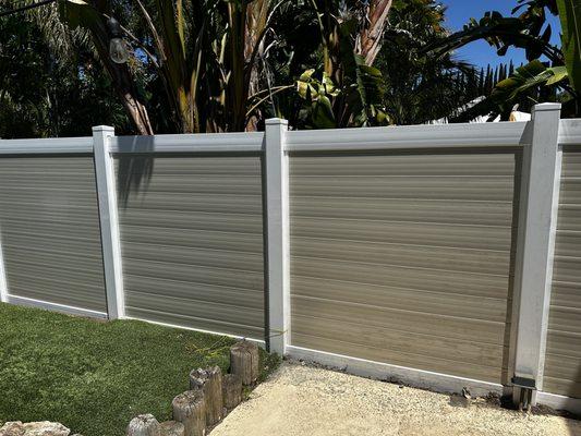 Horizontal Wood-Grain Vinyl Privacy Fence in beautiful San Jose. We can do it all- reach out for a free estimate today!