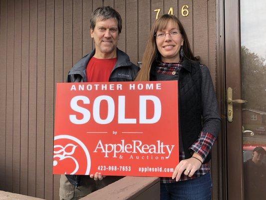 Apple Realty & Auction