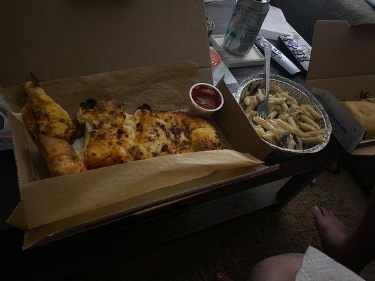 Stuffed cheese bread and chicken carbonara pasta