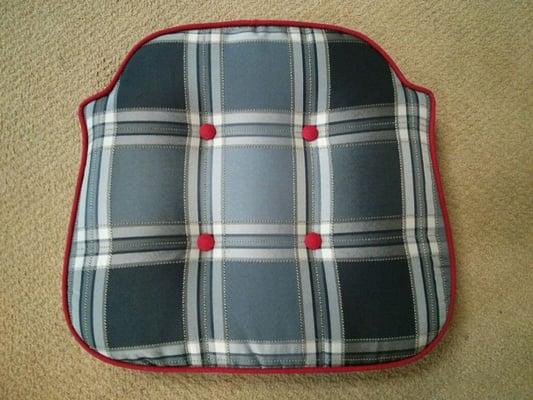 Custom made kitchen seat cushion with alternate piping in red. How cute is this?