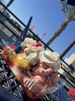 BANANA split sundae (Green tea ice cream, Strawberry ice cream,  Vanilla ice cream) No banana...