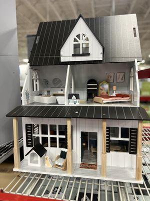 I would have loved this dollhouse for my daughters. Unfortunately they are too old to play with dollhouses. Wahhhhh...