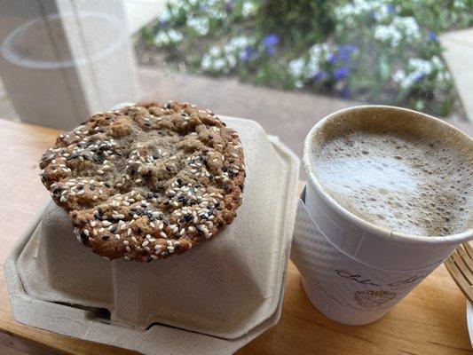 Sesame cookie, hojicha latte