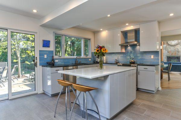 Two toned high gloss kitchen