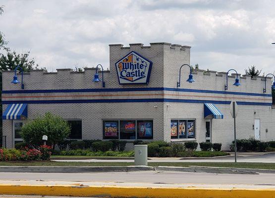 I see you, White Castle in Romeoville...and yes I will get a #1 combo with cheese and a 6pc buffalo chicken rings