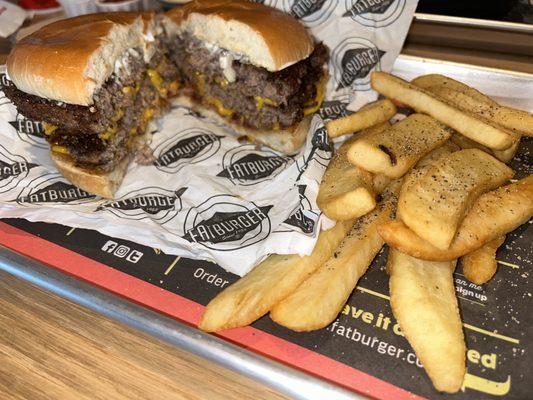 XXL Cheeseburger with mayo, onions and bacon