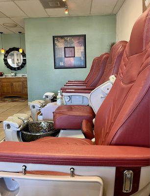 New luxe salon chairs accommodate groups of 6