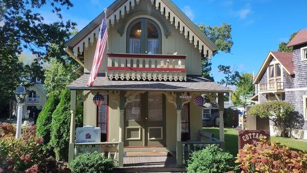 Gingerbread Houses in Martha's Vineyard. Cape Cod Tour by Diamond Tours