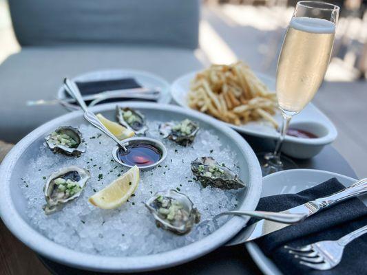 Quick nosh, oysters were fresh and tasty. Paired perfectly with a glass of FG bubbly. Finish it off with truffle fries!