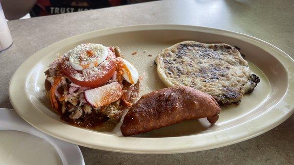 Enchilada, pupusa de zucchini y pastel