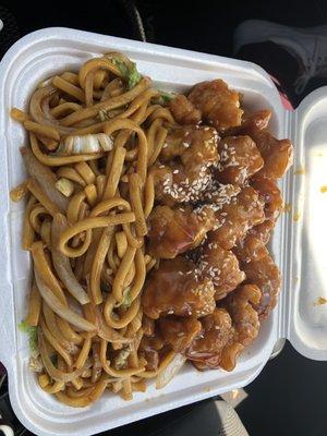 1 Entree Special - Sesame Chicken with Lo Mein They stuffed this box full!