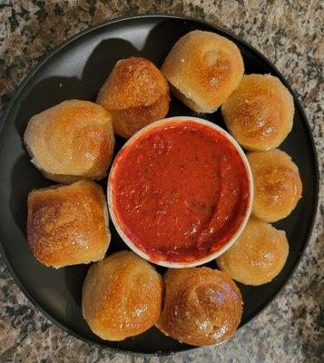 Garlic knots and sauce were very tasty but I was a little disappointed that they weren't smothered in fresh garlic pieces.