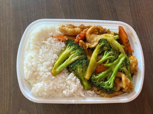 Chicken with broccoli and white rice