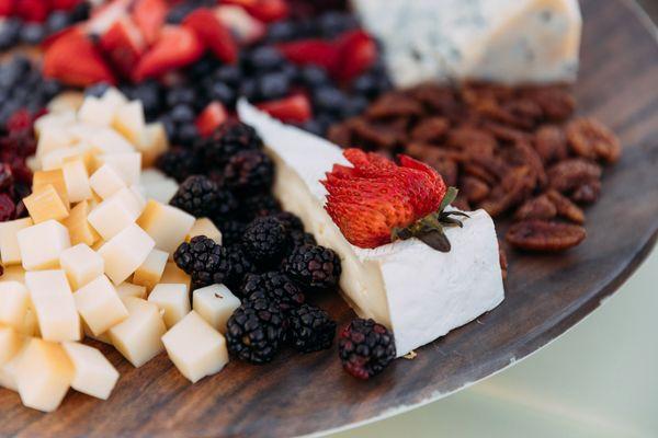 Premium cheese and cracker medley. Photo by: Trevor & Elisebeth (@trevorandelisebeth)