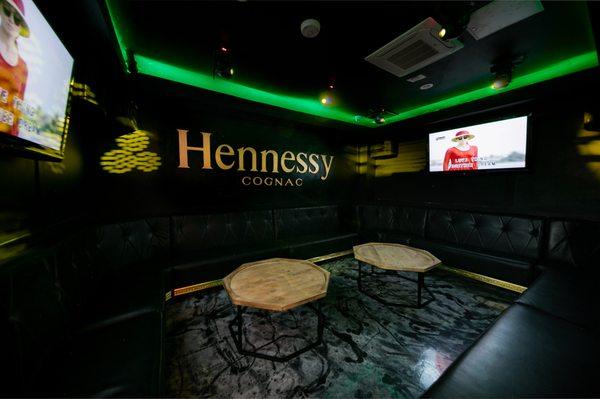 Hennessy large room