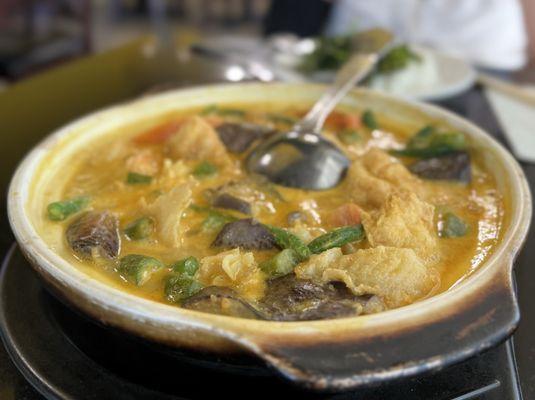 E46. Curry Seafood Claypot