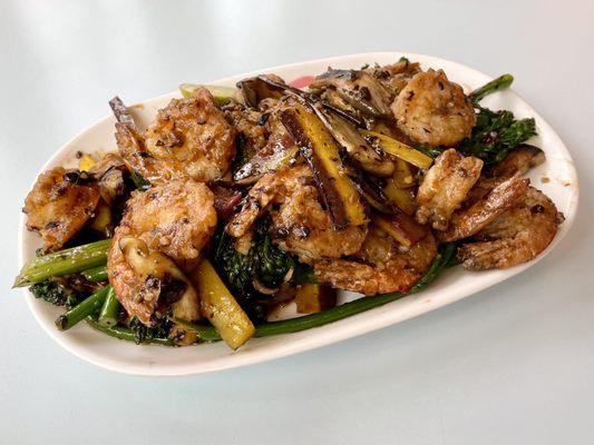 Shrimp in black bean sauce with rainbow carrots, smoked forest mushrooms, fermented black beans, and charred broccolini