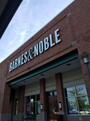 Framingham Barnes & Noble -- Shoppers World : 1 Worcester Road / Route 9, Framingham     Storefront