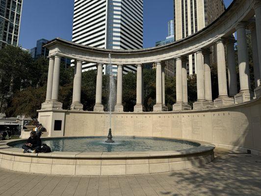 Chicago loves having fountains in this park.