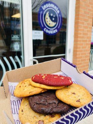 Assortment of half a dozen of classic cookies