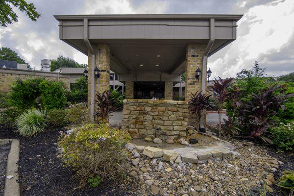 Main entrance with fountain and resident sitting area