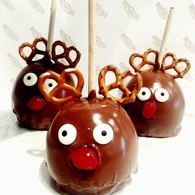 Rudolph: caraamel apple, milk chocolate, pretzel antlers, candy eyes and a maraschino cherry nose!