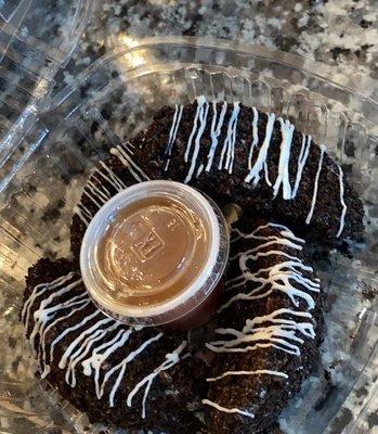 Cookies & Cream Apples With Caramel