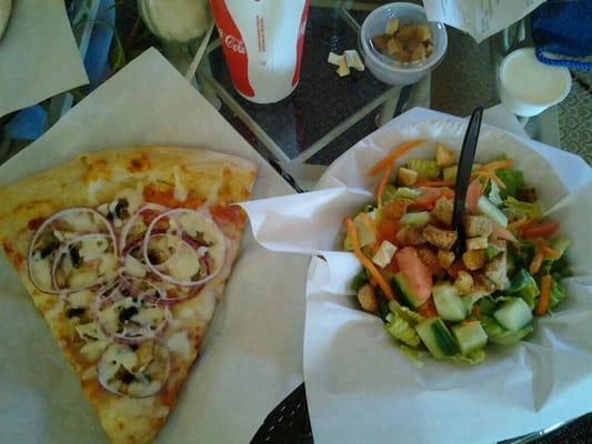 Huge servings, gota try the pizza,salade,soda special. Yummm!