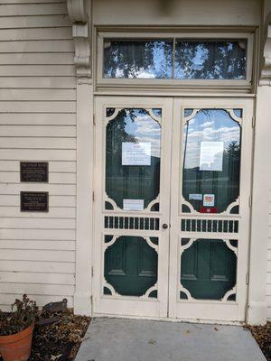 Main entrance. You must book online to get a tour of the house.