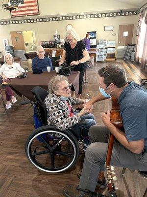 At a concert, the singer takes his time to visit the residents.