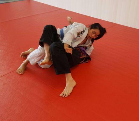 BJJ rolling - Girls gettin' after it!