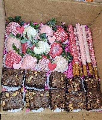 Strawberry Treat Box
includes a dozen of strawberries and 2-3 treats of your choice