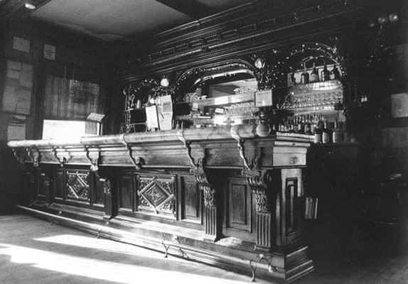 The old bar at the now gone College Point landmark FLESSEL'S GERMAN RESTAURANT (1872-1998) torn down in 1999.