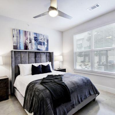 Enjoy the comfort of this queen-size bed in this apartment located on the San Antonio River, and feel the morning with some natural lights!