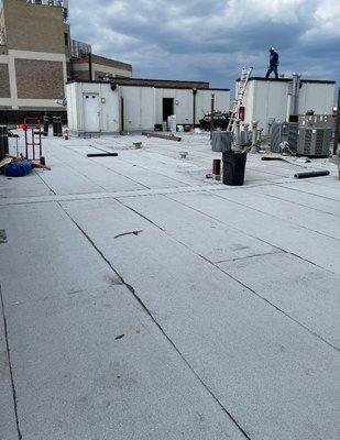 Flat roof installation