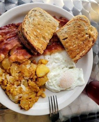 2 egg breakfast platter w/side of bacon.