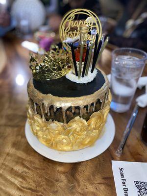 Black and Gold elegance! A combination of layers between strawberry vanilla cakes, decorated with fondant and gold rosettes