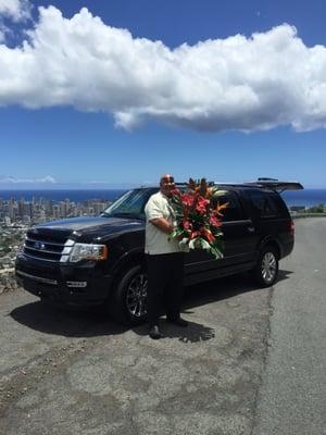 Aloha Tiny's limousine, island tour, black Lincoln Navigator, awesome day in Hawaii Oahu