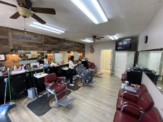 Barber shop, clean and well taken care of