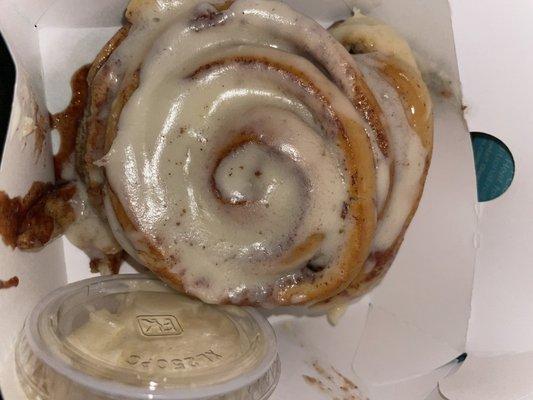 Cinnabon Classic Roll with extra icing ots