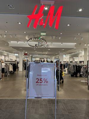 Entrance to H&M