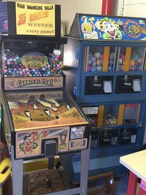 Vintage vending machine and bouncing ball Pinball Machine